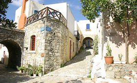 Arolithos Village (incl. auto)