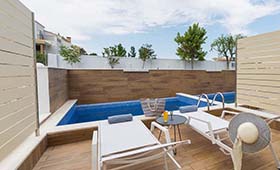 Mythic Summer Hotel (incl. auto)