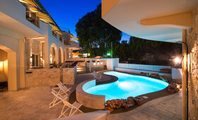 Neikos Mediterraneo Luxury Suites