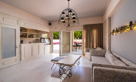 Neikos Mediterraneo Luxury Suites