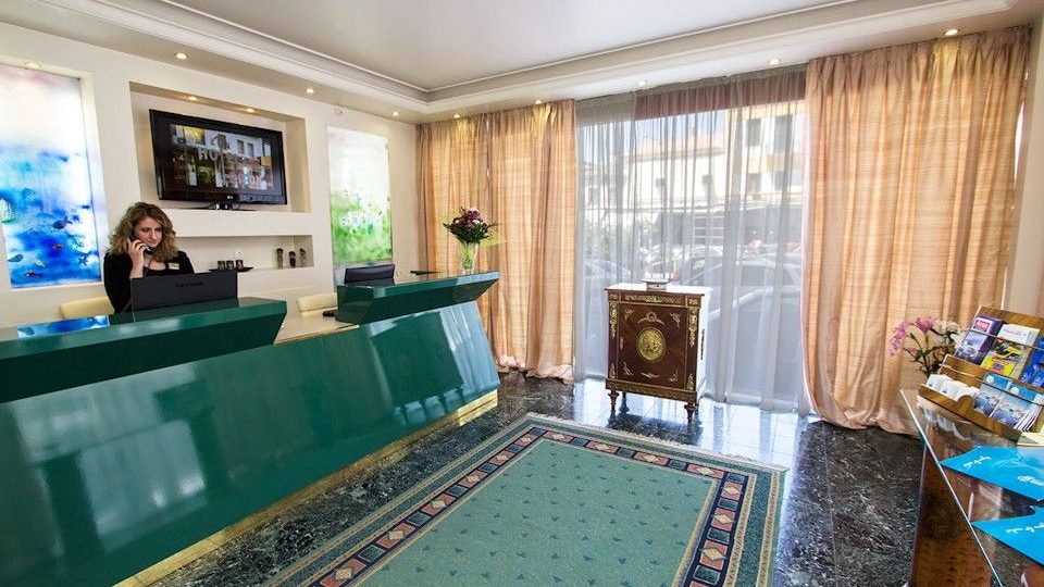 Triton Hotel Piraeus