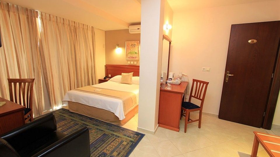 Triton Hotel Piraeus